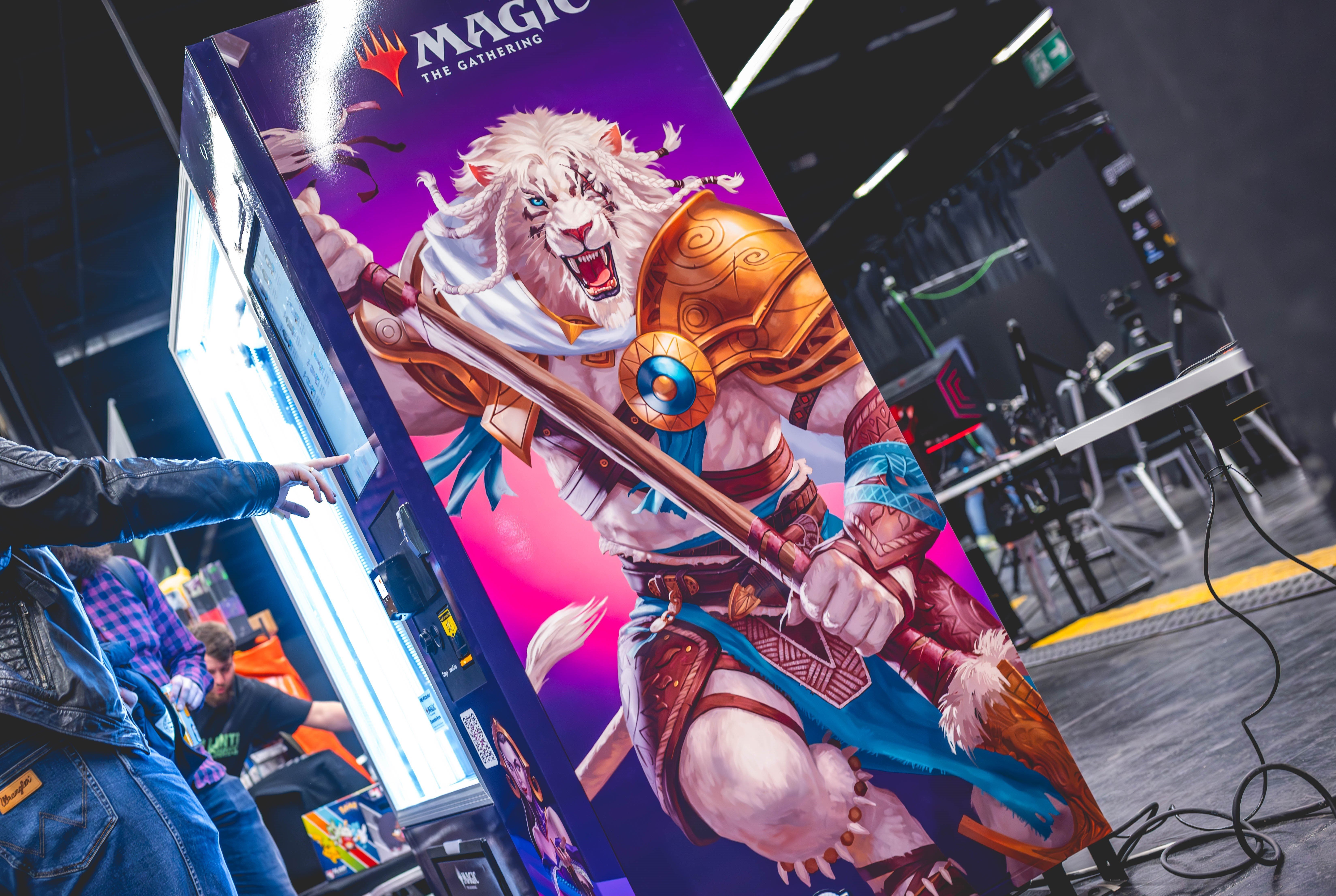 Entertainer Jens Knossalla (Knossi) vor unserem Gate-Automaten auf der Card Madness in Düsseldorf 2024